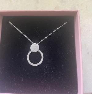 Edblad halsband  - Säljer detta otroligt fina silver halsband från Edblad, den är som ny och använd max 3 gånger, säljer pga att jag använder guld💕 