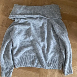 Stickad tröja  - One shoulder stickad tröja  