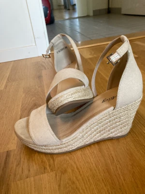 Kilklack pumps st 37 - Knappt använda kilklackar, väldigt sköna och snygga!