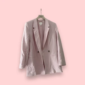 Babyrosa kavaj - Babyrosa kavaj från H&M i nyskick. Kavajen är storlek XS och oversized i modellen. Använd gärna KÖP NU 🫶🧚