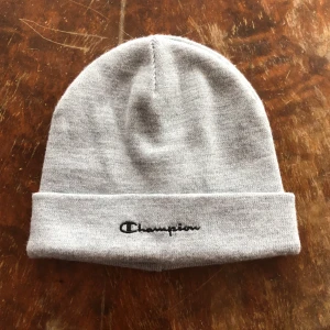 Champion Mössa - Grå one size Champion mössa i helt nyskick! Pris kan diskuteras! 