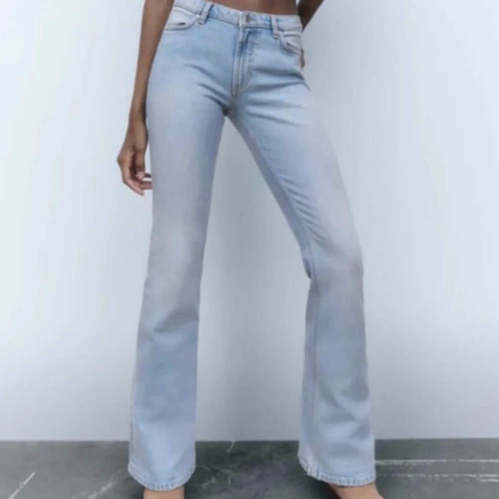 Säljer mina ljusblåa lågmidjade jeans från zara då de inte kommer till användning längre!💗💗jag är ungefär 160cm! Har en liten defekt längst ner men inget som man lägger märke till när man har de på sig☺️. Jeans & Byxor.