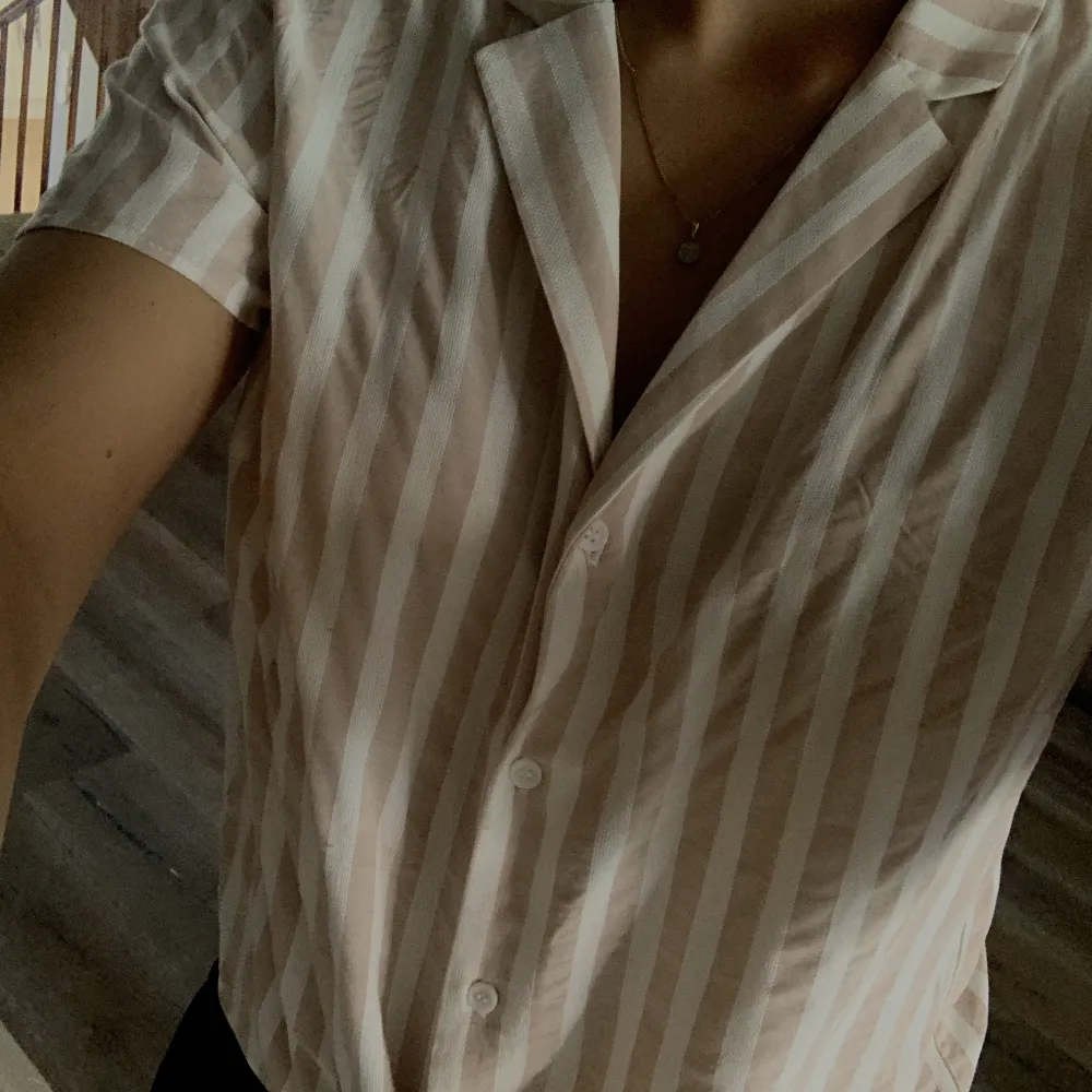 Kortärmad randig skjorta från vila!✨💓. Skjortor.