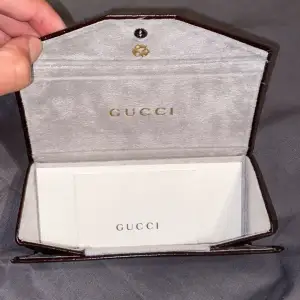 Väldigt fin äkta gucci glasögonfodral med certifikat. Alcanrata insida. Den går även att vika ihop. Pris kan diskuteras.