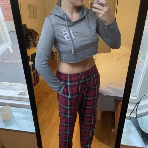 Croppad grå hoodie  - En supersnygg croppad hoodie💫🌟 Säljer även mjukisbyxorna för 80kr 