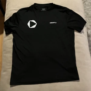 Dustin T-shirt för träning - Storlek: L Skick: Jättebra Material: Polyester Extra info: Köpte år 2023