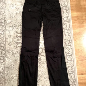 LÅGMIDJADE Y2K BYXOR - Jätte fina lågmidjade svarta cargo byxor typ som tyvärr inte kommer till användning längre. Dom är omsydda i benen men sitter bra! Kom dm för fler bilder!🌟🌟