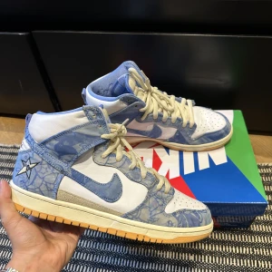 Carpet company dunk high - Säljer dessa ovanliga carpet company dunksen, storleken är 44 men sitter närmare 43. Skorna är i mycket fint skick och kostar att köpa nya ca 3000kr. Äkthetsbevis finns.  Köparen står för fraktkostnaden📦🚚