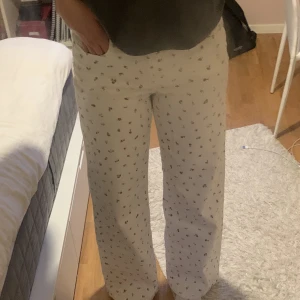 Vita jeans - Vita jeans med små blommor på. Tror att de är från HM. Superfina och bra skick, har använt dom typ 2 gånger❤️