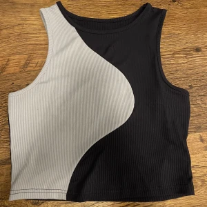 Svartvit topp - Cool svartvit topp i Stl L knappt använd
