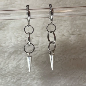 Layerd hoop earrings  - Dessa örhängen är till största dels gjorda av rostfritt stål vilket innebär att de inte förstörs om de kommer i kontakt med vatten och allmänt håller längre. Rostfritt stål ändrar inte färg som att ndra material ,perfekta för vardaglig användning.💕 Handgj