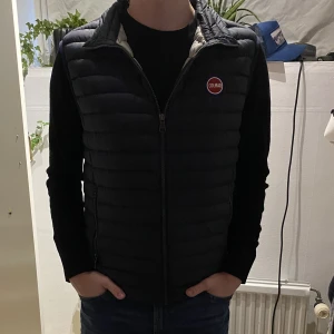 Colmar väst - Säljer nu min fina colmar väst i färgen marinblå! Storlek S i unisex size! modellen är 173cm lång! Sitter ganska luftigt på mig! Pris kan diskuteras vid snabb affär✌️