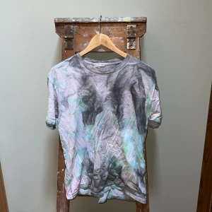 Cool t-shirt  - Cool t-shirt with text at the back. The tag is taken away so don’t know the brand