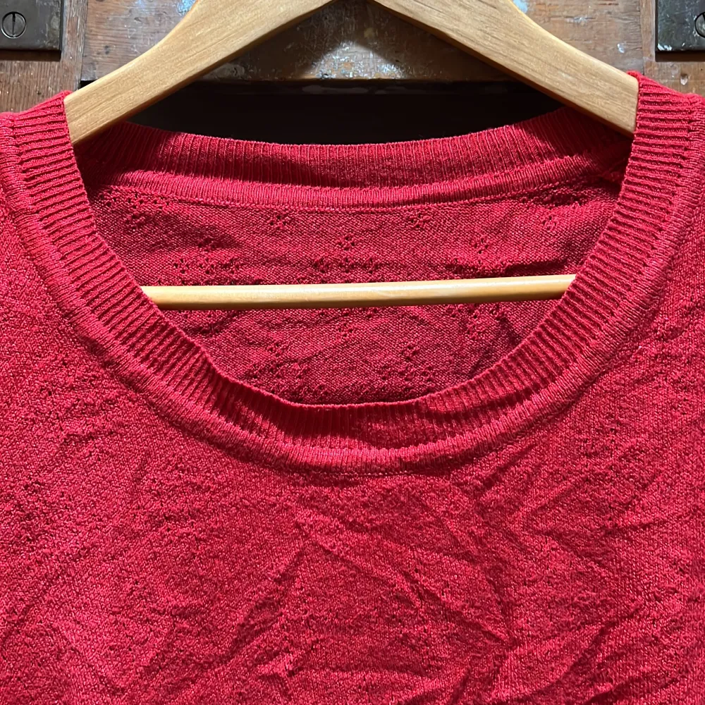 Red shirt with cute details in the fabric, no brand . Toppar.