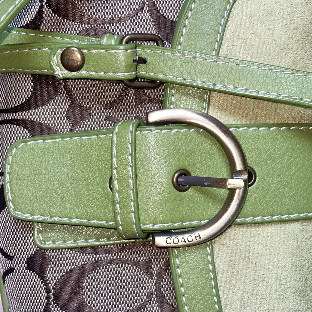 Coach väska i perfekt skick och fin grön färg! . Väskor.