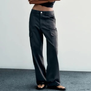 Cargo byxor från Zara - byxor från zara i deras populära cargo modell, använda ca två gånger och i toppenskick. Storlek 36. Frakt tillkommer