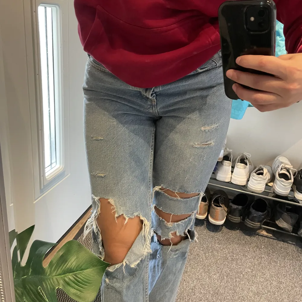 Säljer dessa ljusblå jeans. Modellen är boyfriend jeans och low waisted. Jeans & Byxor.