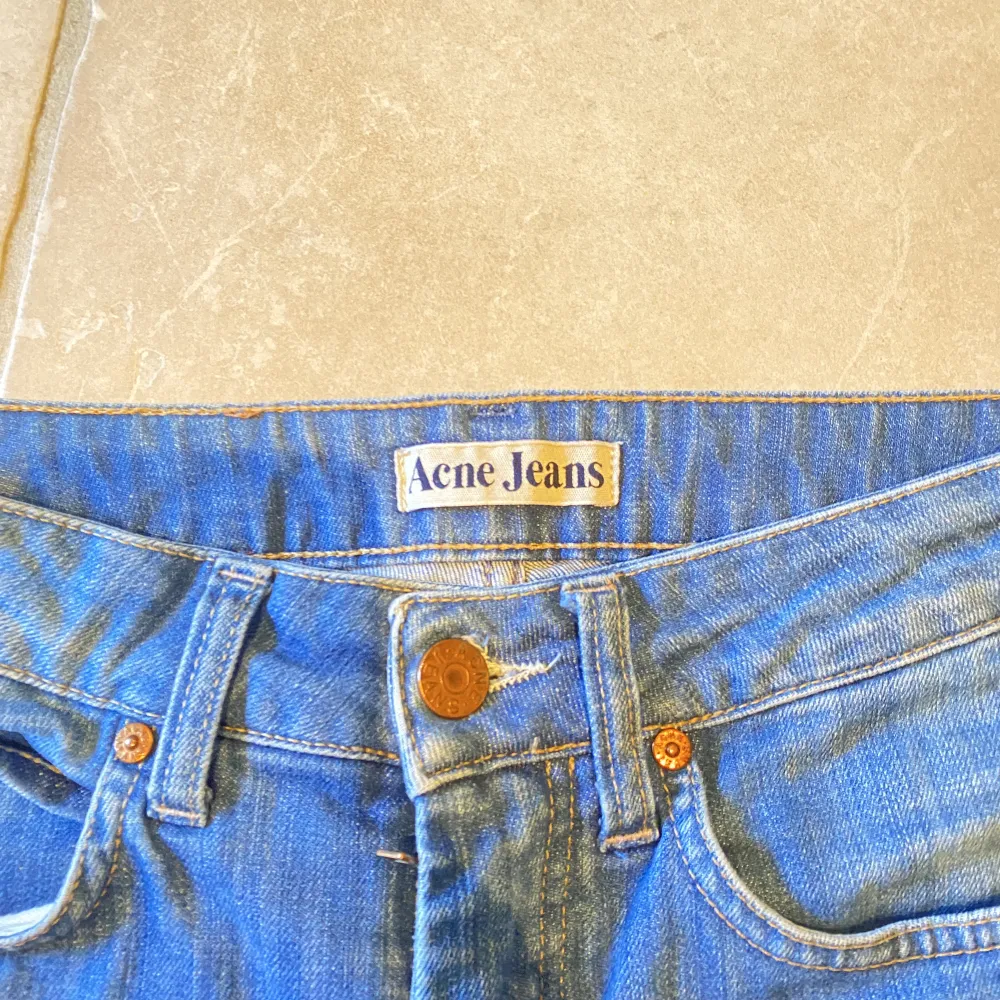 Jeans från Acne. Lågmidjade/midwaist. Använda fåtal gånger. Jeans & Byxor.