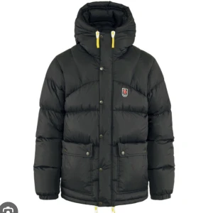 fjällräven  - säljer min fjällräven i xs passar även s🖤 nypris 7000!