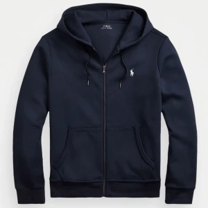 Polo Ralph Lauren Zip - Hej, säljer min polo ralph lauren zip. Den är köpt för 2000kr på nk och kan försöka leta upp kvitto om det behövs🤑 Förlåt för att den är skrynklig för tog precis ut den ur tvätten men stryker innan frakten🤝 Färgen är också olika pågrund av ljuset.