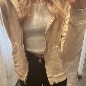 beige zip-hoodie  - hej! jag säljer nu denna jättefina zip-hoodien i storlek xs (passar även s)! den är använd fåtal gånger och i väldigt fint skick. priset går att diskutera 🩷