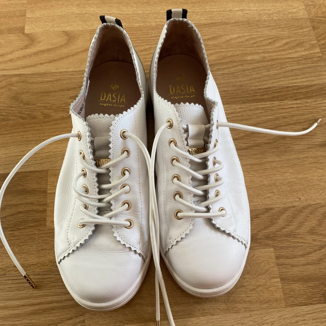 vita lädersneakers - 90