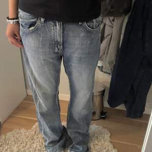 Säljer dessa sjukt snygga utsvängda och lågmidjade blåa jeans då det är för stora för mig 💗Vid frågor eller funderingar kontakta gärna mig 💓 Om du gillar dessa jeans kika gärna in mina andra!
