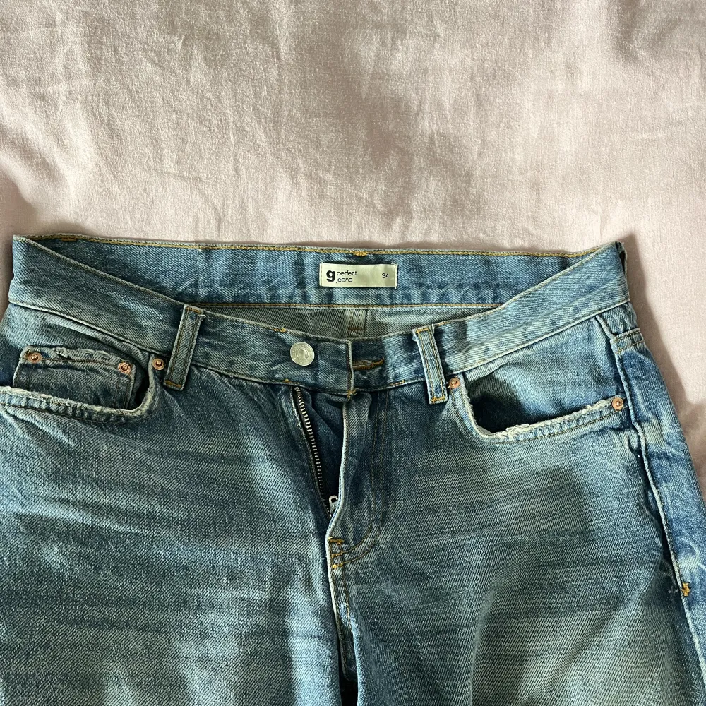 Slutsålda Low straight jeans från Gina Tricot. Storlek 34 men passar allt imellan 34-38 beroende på hur man vill att dom ska sitta! Fint skick. . Jeans & Byxor.