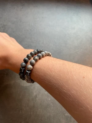 Trendiga armband - Snygga armband som passar till allt. Har du några frågor eller vill fp fler bilder är det bara att skriva ett meddelande. Styckpris 80 kr, men vid större köp förhandligsbart.