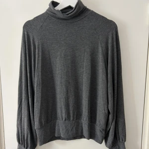 Finstickad tröja  - Mörkgrå tunn finstickad tröja med polokrage från Only i storlek 40, men kan passa för mindre storlekar också. Har aldrig använt den, endast provat så den är i fint skick. 
