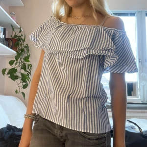 Off shoulder blus - Jätte fin ljusblå och vit radig off shoulder blus från Gina tricot