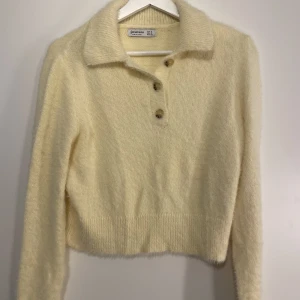 Stickad tröja  - Säljer denna stickade tröja från stradivarius då den inte kommer till användning. Jätteskönt material. Använd Max 3 ggr så mycket bra skick!  Storlek S. Köparen står för frakten!