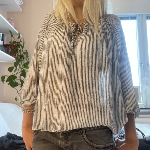 Randig blus - Söt tunn radig blus från Kappahl  Nästintill helt oanvänd 