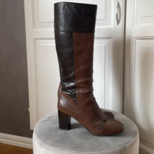 Stövlar  - Säljer dess svin coola bruna/svarta stövlar. Som man ser på bilden är de defekter på dom så därför säljer jag väldigt billigt. Utöver skadorna så är dom helt fungerande och snygga under jeans ❤️hittar ingen storlek men skulle säga 39/40