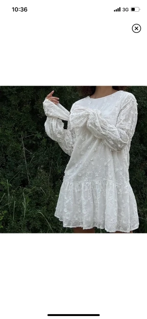 Studentklänning  - Säljer min studentklänning från Moa Mattsons kollektion med NA-KD. Storlek 32 men passar mig som har 36-38! Använd en gång och slutsåld på hemsidan💕