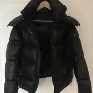 Bikbok jacka - Säljer nu min jättefina bikbok jacka då den inte kommer till användning. Kom med egna bud!! Säljer endast vid bra bud!! Högsta bud : 900kr