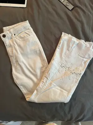 Sandro jeans i storlek 36.  Mid Rise och flare. Super fina detaljer på smalbenen.   Köpt för ca 2000kr, mitt pris 800kr! 