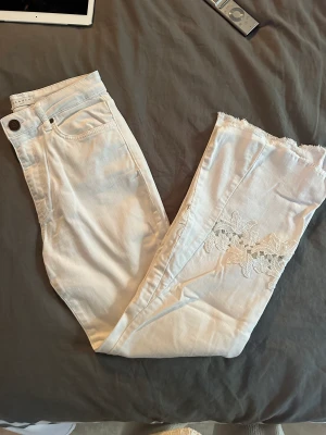 Sandro jeans  - Sandro jeans i storlek 36.  Mid Rise och flare. Super fina detaljer på smalbenen.   Köpt för ca 2000kr, mitt pris 800kr! 