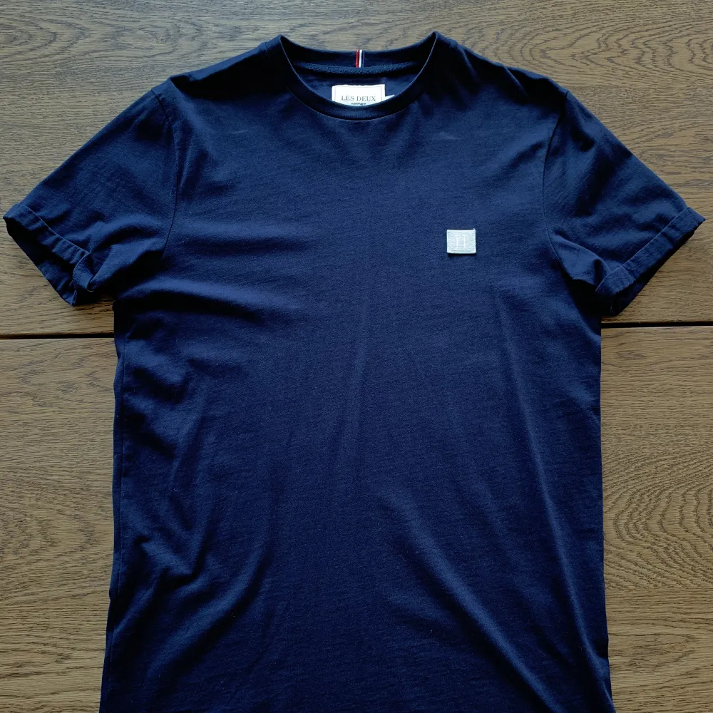 T-shirt från Les deux i fin marinblå färg. Storlek S. . T-shirts.
