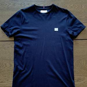 T-shirt från Les deux i fin marinblå färg. Storlek S. 