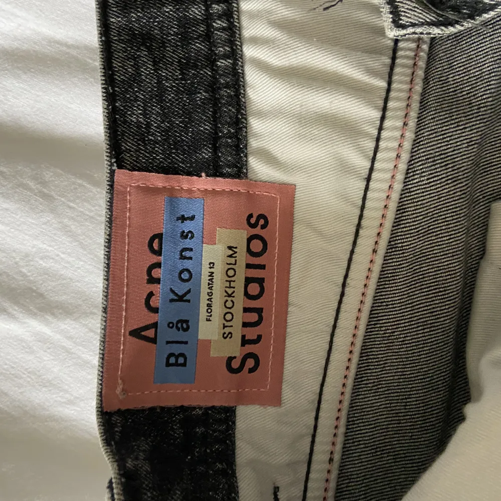 Svarta Acne Blå Konst jeans med sjukt coola detaljer. De är mer åt den ”skinny” passformen. Passar tyvärr inte mig så kommer inte till användning❤️ w29 l30. Jeans & Byxor.