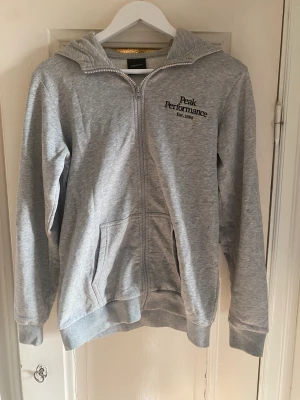 Peak Performance zip hoodie - Skön zip hoodie från Peak. Använd få gånger, bra skick