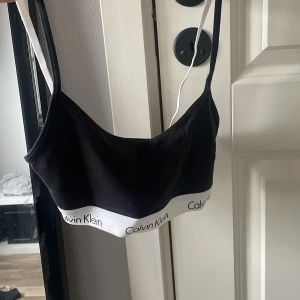 Calvin Klein topp - Oanvänd!! Calvin Klein topp i storlek S💕