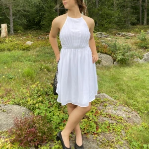 Vit klänning - Vit klänning från make way i st 34. Endast använd vid skolavslutning. Går och knyta banden tajtare lösare för att få bästa passform. Passar perfect till skolavslutning eller studenten. 