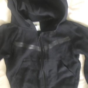 Nike tech kofta 800kr - Nike tech kofta nästan hel oandvänd väldigt bra skick 140cm