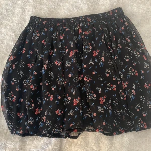 Söt kjol - En jättesöt kjol som passar perfekt nu inför hösten! Vet ej vart den kommer ifrån! Aldrig använd❤️