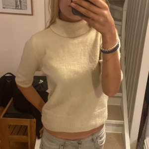 Stickad t-shirt  - Så fin stickad T-shirt från hm Jätte fint skick💕 Den är typ creme färgad💕💕💕