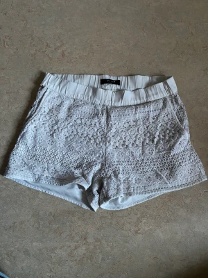 Vita shorts i mönster - Storlek XS jätte fint skick!!