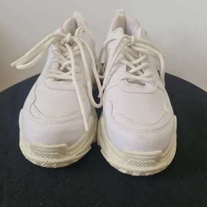 Skor - Sneakers från Nelly i storlek 38. I fint skick. 