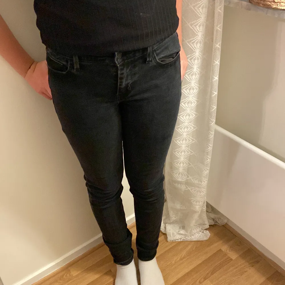 Ett par Levis jeans i svart, de är skinny! I ett toppen skick.. Jeans & Byxor.